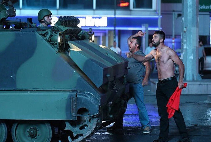 Helikopter pucao po civilima, ubijeno 17 policajaca i nekoliko vojnika