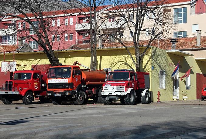 Zbog nepristupačnog terena otežano gašenje višekilometarske vatre
