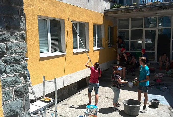 Studenti i profesori iz Nizozemske uljepšavaju dječji dispanzer u Konjicu