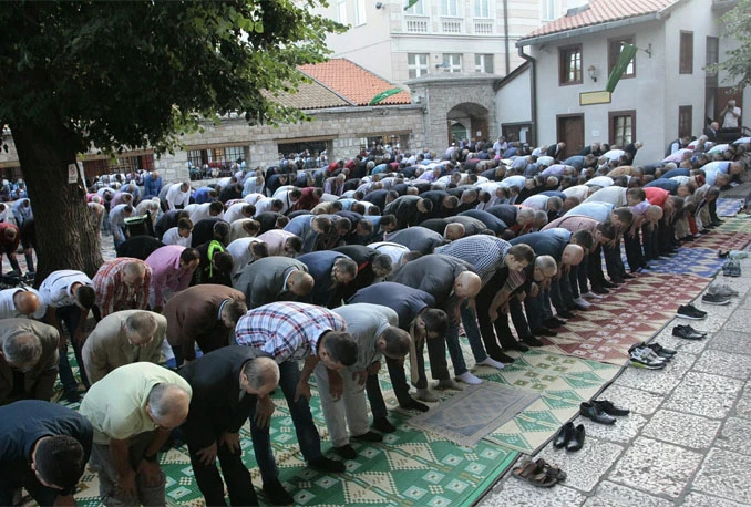 Muslimani slave prvi dan Ramazanskog bajrama