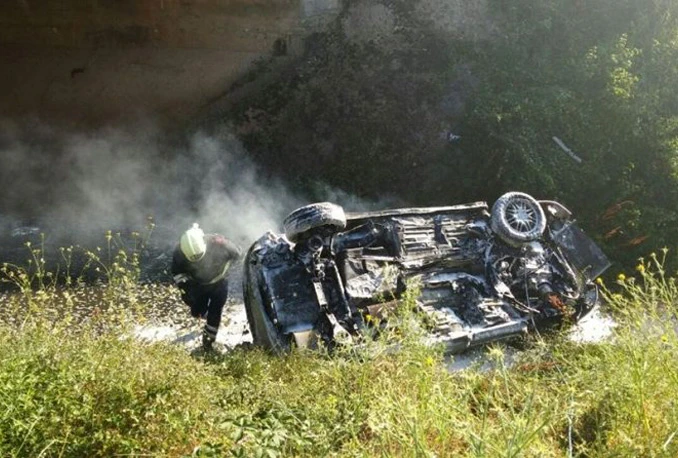Sletjeli s ceste pa iz zapaljenog automobila uspjela izvući majku i dijete