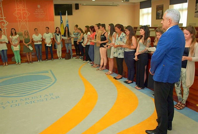 Bešlić primio djevojke u narodnoj nošnji