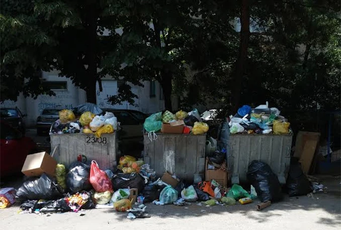 Probleme sa smećem riješe 'jednostavno' - prebace ga ispred zgrade Vlade