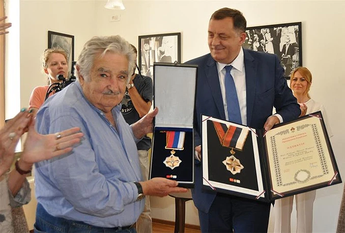 Dodik uručio orden RS sa srebrenim vijencem Mujici