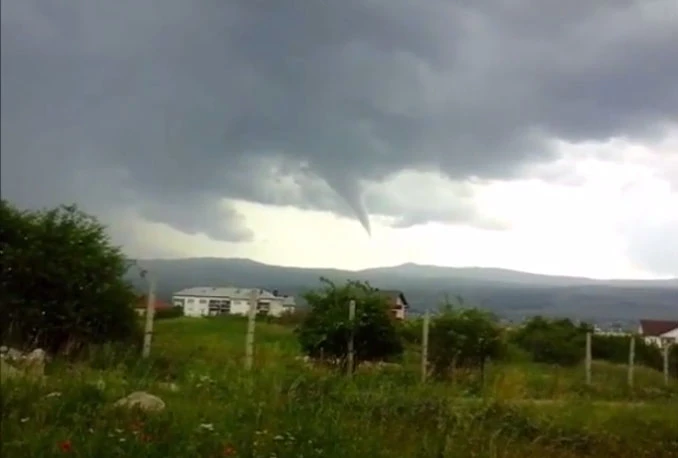 VIDEO | Pijavica nad duvanjskim krajem