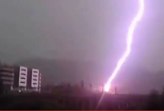 Mostar: Udar groma u Carinski most
