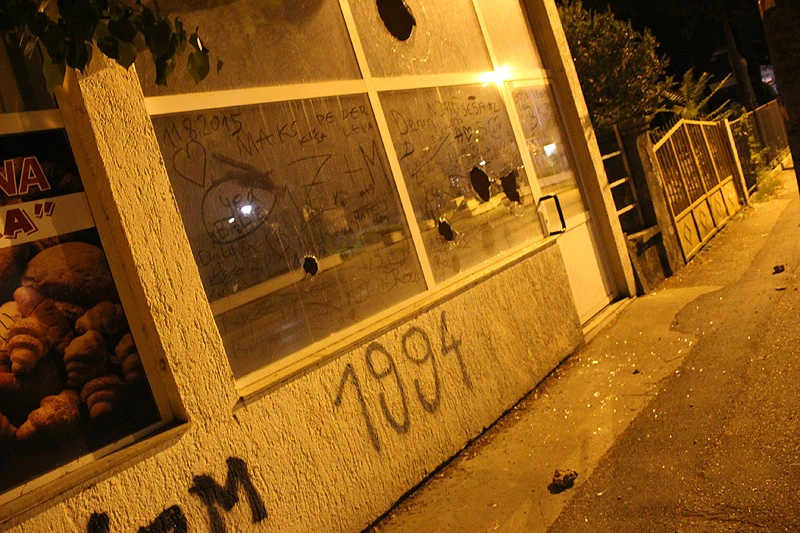 Mladići kamenjem razbijali stakla po Mostaru