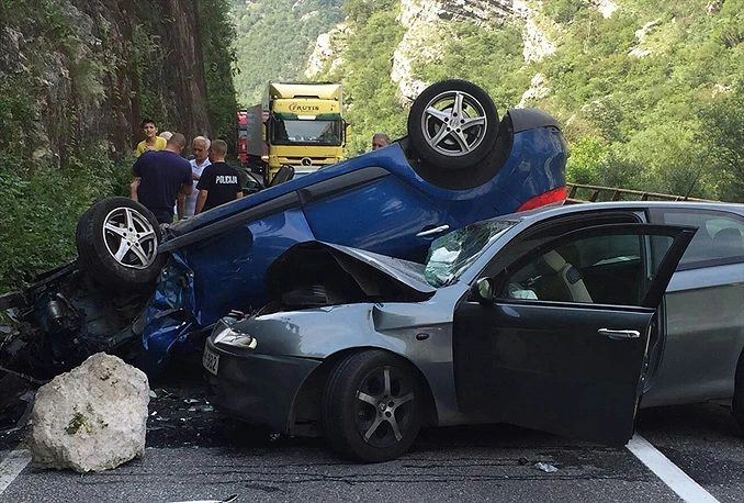 Teška prometna kod Jablanice: Automobil završio na krovu