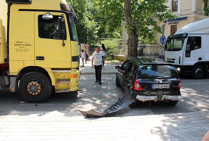 Mostar: Veća materijalna šteta u sudaru kamiona i osobnog automobila