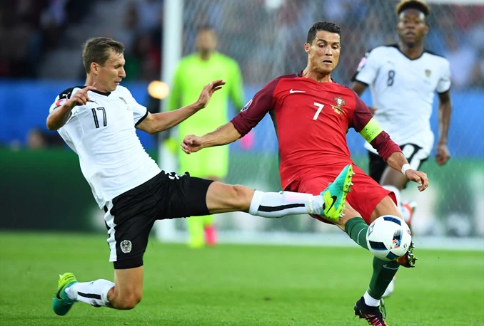 VIDEO | Gospodin Ronaldo novinaru bacio mikrofon u vodu