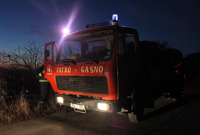 Dobrič: Požar u skladištu - intervenirali širokobriješki i mostarski vatrogasci