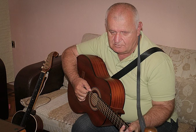 Slijepi glazbenik svira 24 instrumenta
