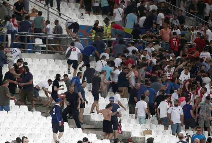 Dvojica izbodena nožem u Lyonu, sedmorica ruskih huligana pretukli španjolske turiste – u Njemačkoj