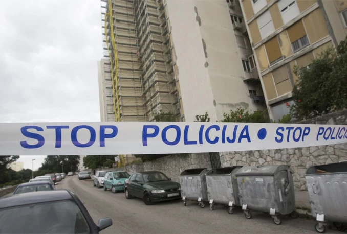Olujno jugo u Splitu čupa stabla i lomi fasade sa zgrada