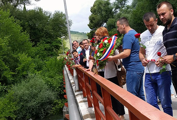 Bacanjem cvijeća u rijeku Bunu obitelji se prisjetile stradalih Srba