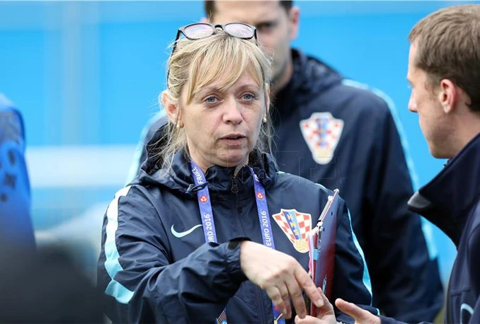 Žena na klupi 'Vatrenih'