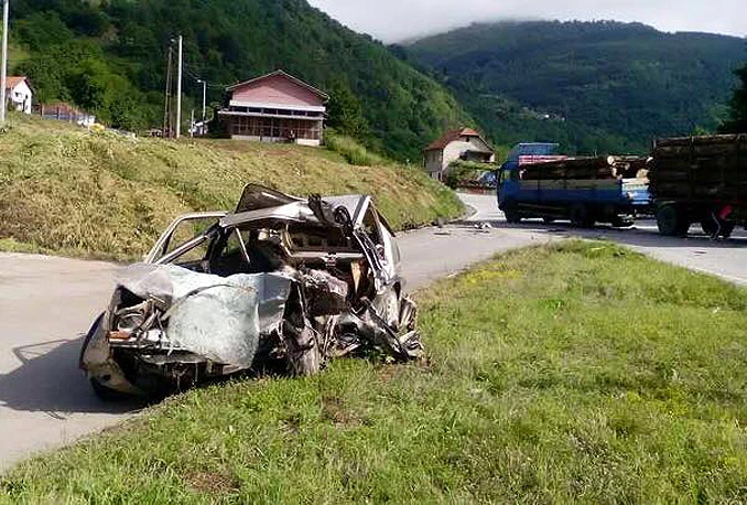 Težak sudar osobnog automobila i kamiona, poginula jedna osoba
