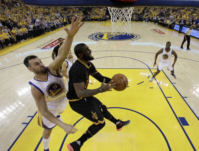 Irving i James ubacili 82 koša za produženje serije