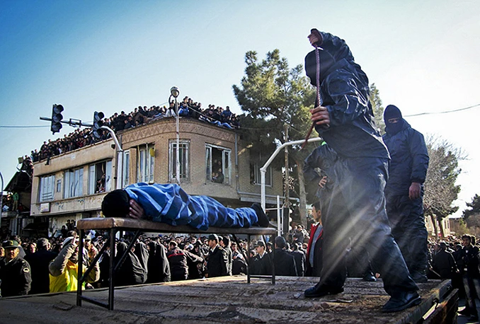 Iranski sud poznatom kritičaru i blogeru izrekao kaznu od 444 udarca bičem
