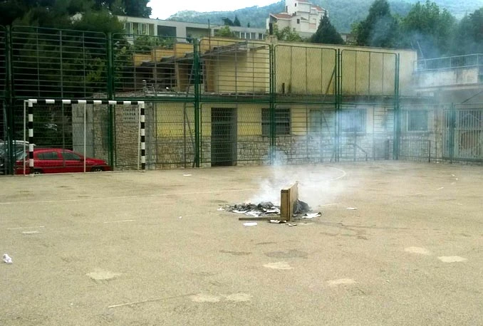 Mostar: Osnovci na ''lomaču'' bacili knjige i stol