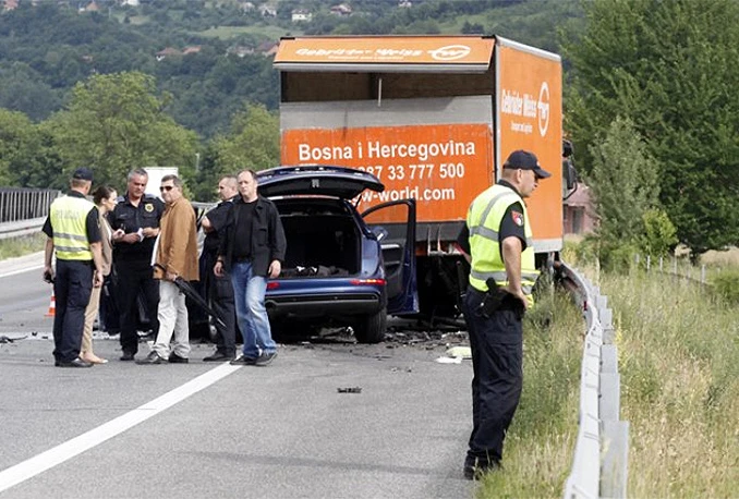 A1: Poginuo u sudaru automobila i dva kamiona