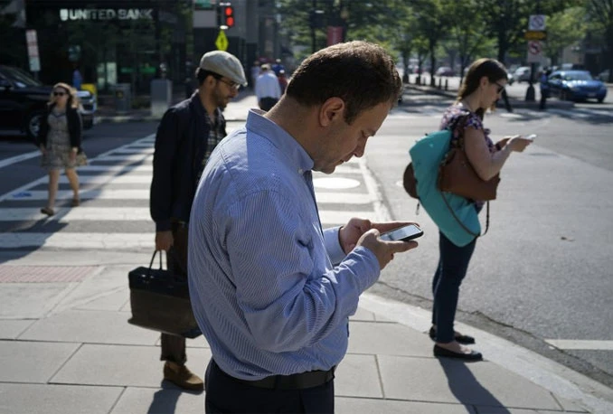 Zbog pješaka ovisnih o telefonima semafore će ugrađivati u pločnike