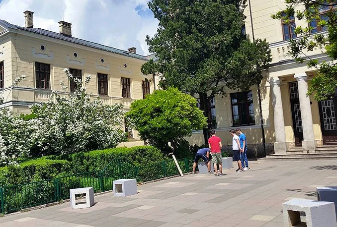 Širokobriješki srednjoškolci postavili klupe i uredili školsko dvorište