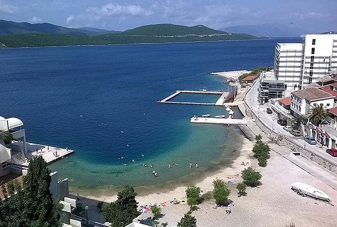 Prvi turisti se okupali u neumskom moru