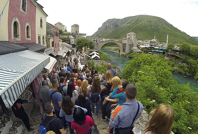 Mostar: Dvije djevojke opljačkale stranca