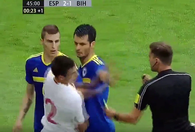 Spahić išamarao Španjolce i dobio crveni karton!