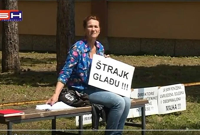 Štrajka glađu jer su joj sina izbacili iz škole