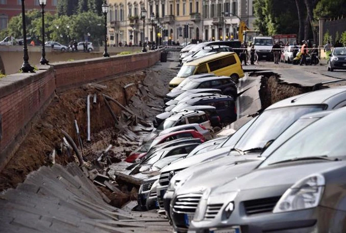 Drama u Firenci: Urušio se dio obale, dvadesetak automobila propalo u zemlju!