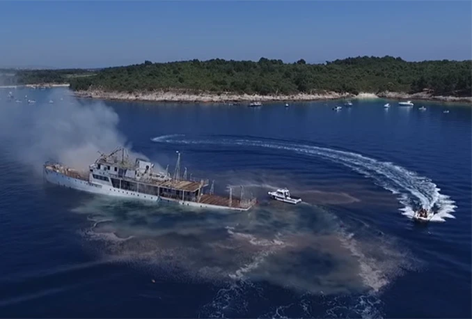 Kako je potapanje broda "Vis" izgledalo iz zraka, pod vodom i s palube
