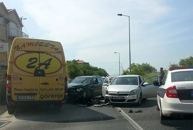 Mostar: Dva sudara u pola sata, dvije osobe ozlijeđene