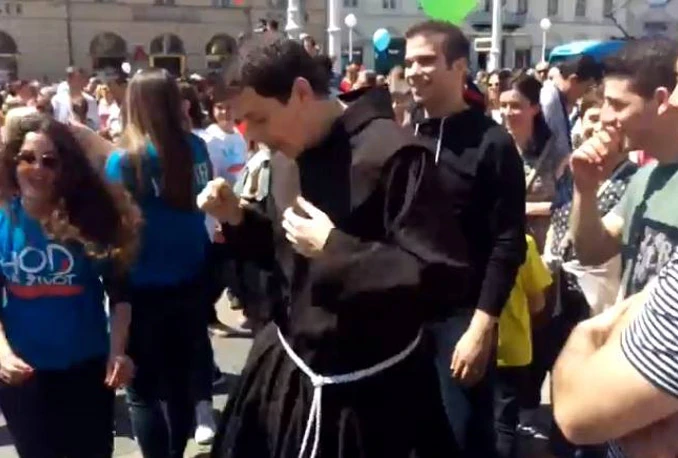 VIDEO: Fratar se rasplesao i postao hit na internetu