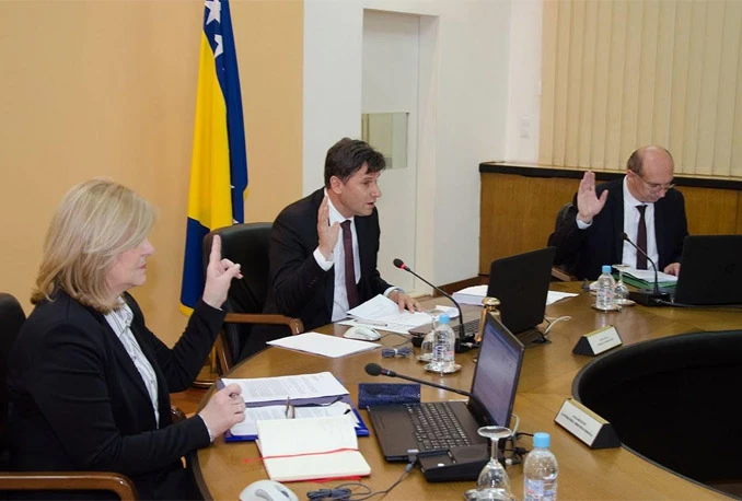 Vlada od pošte 'posuđuje' novac za mirovine