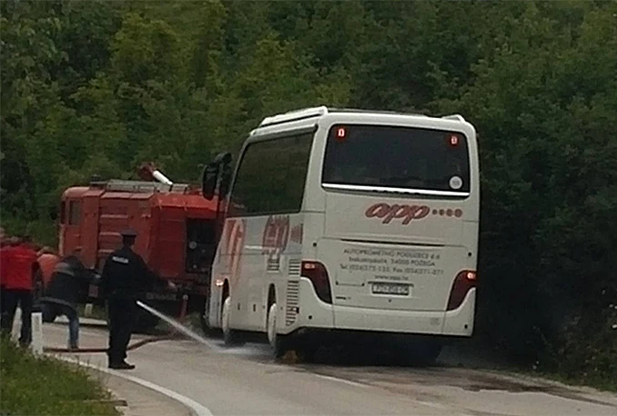 Promet obustavljen zbog sudara autobusa i Golfa