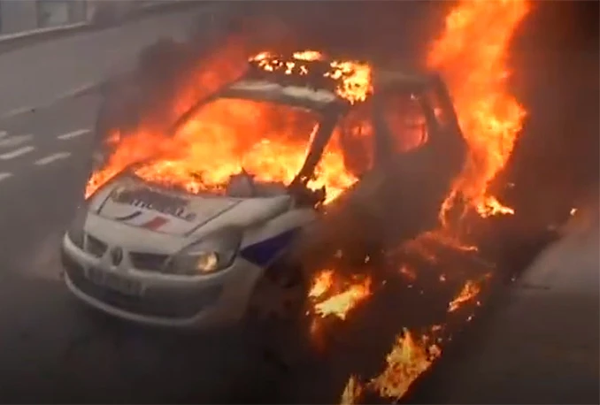 Pariz: Zapaljeno vozilo sa policajcima