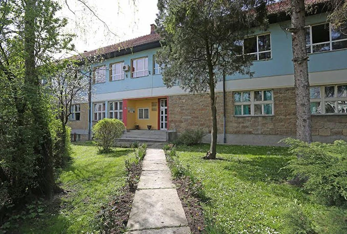 Političke stranke upravljaju školama