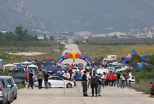 Pred nama je vikend auto-moto natjecanja, stunt ridera, akrobacija i ljepotica