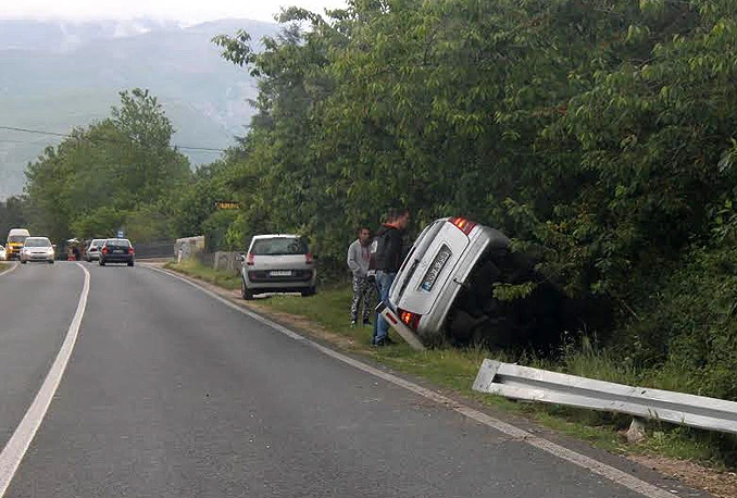 Mostar: Autom sletio u jarak