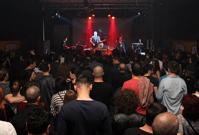 Mostar: Vrlo dobar koncert uz hitove Dire Straitsa i Pink Floyda