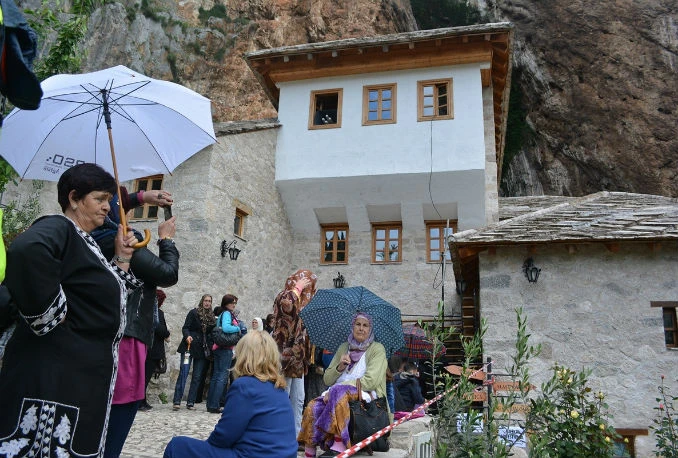 Unatoč kiši u Blagaj na mevlud stiglo tisuće vjernika