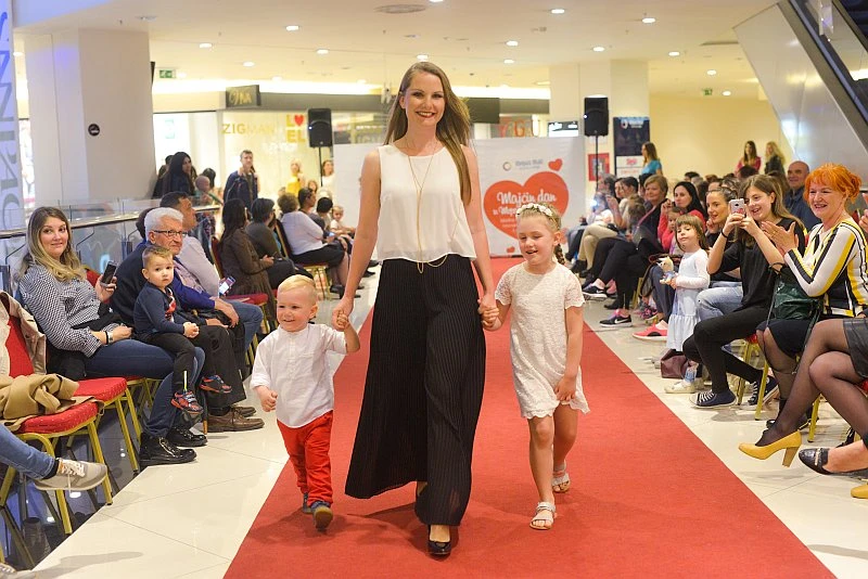 Modna revija mame i djece u Mepas Mallu