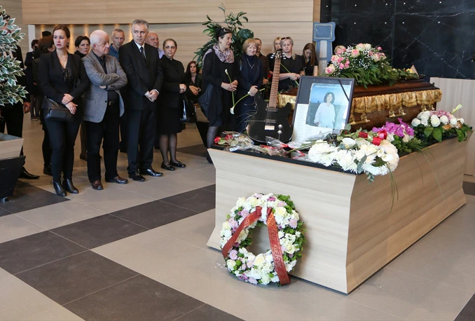 Uz zvuke pjesme "Što te nema" sahranjena Jadranka Stojaković