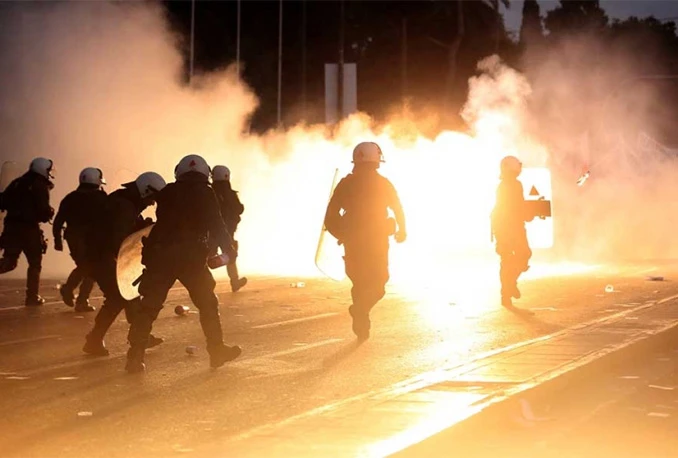 Kaos u Ateni: Molotovljevim koktelima na zgradu parlamenta