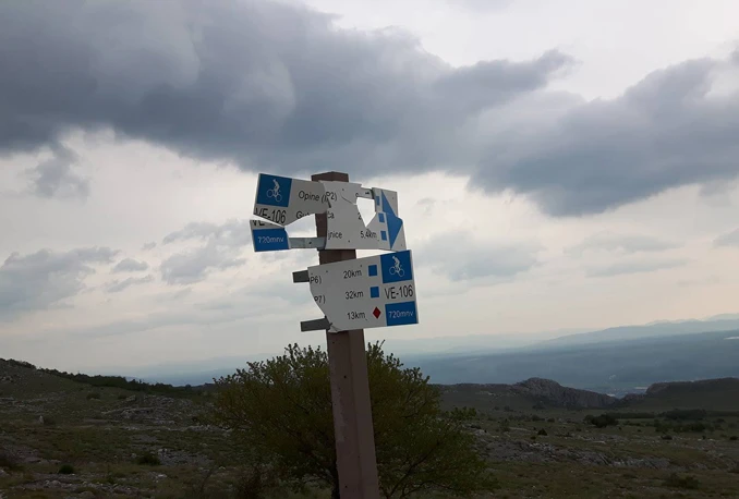 Vandalizam na Podveležju: Srušene biciklističke oznake