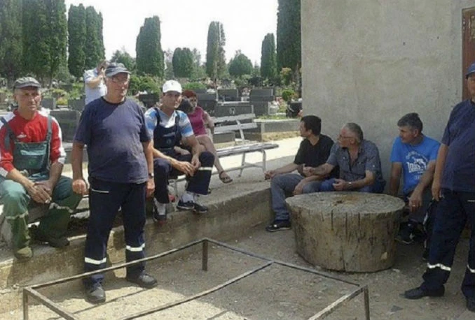 Zbog neisplaćenih plaća cijelu noć prosvjedovali na groblju