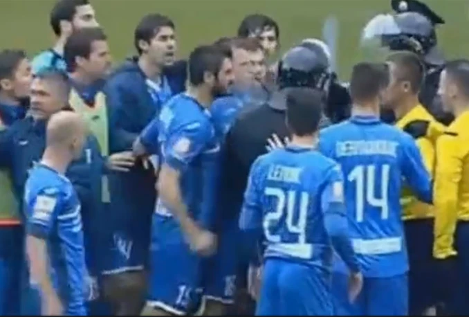 Scene kaosa u Zenici: Navijači gađali Mulalića, igrač udarao redara!