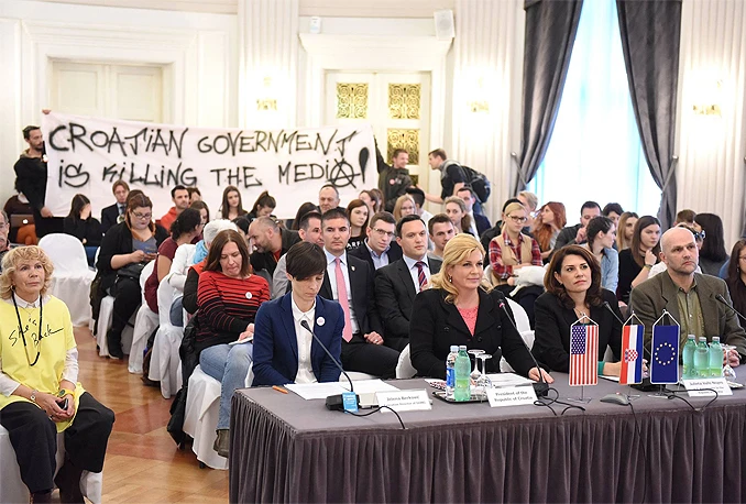 Kolinda Grabar Kitarović izviždana od novinara pa poručila na 'Fejsu': Razočarana sam!